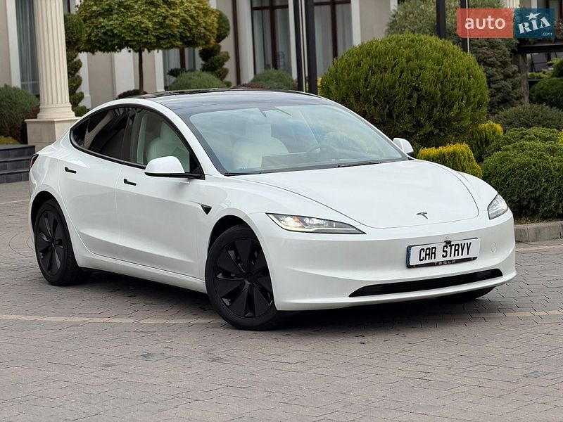 Седан Tesla Model 3 2025 в Стрию