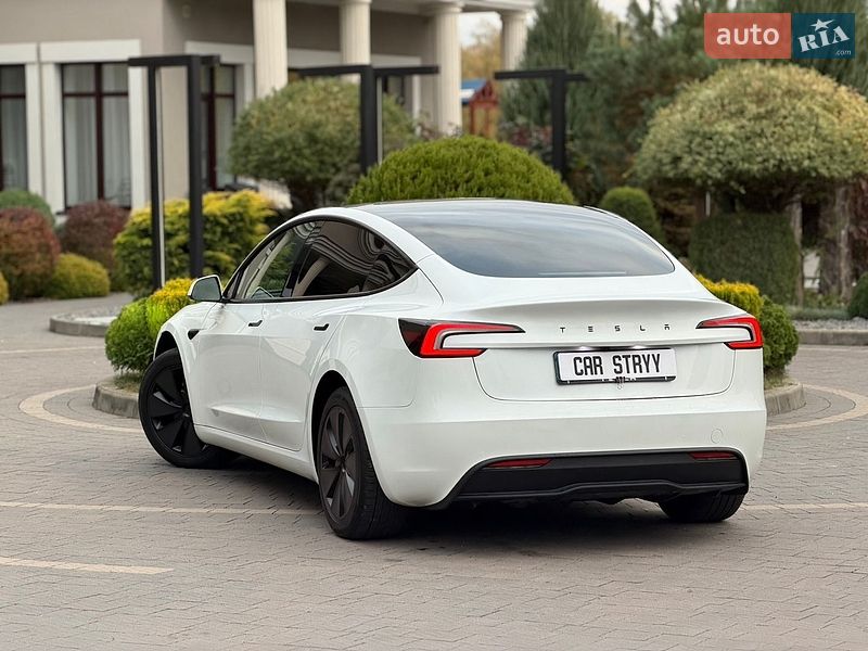 Седан Tesla Model 3 2025 в Стрию