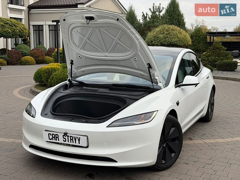 Седан Tesla Model 3 2025 в Стрию