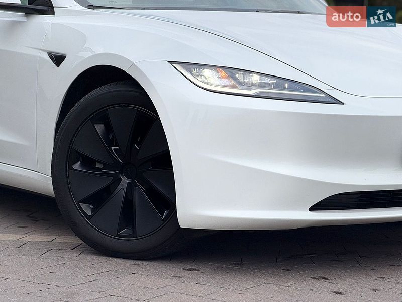 Седан Tesla Model 3 2025 в Стрию