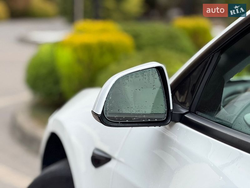 Седан Tesla Model 3 2025 в Стрию