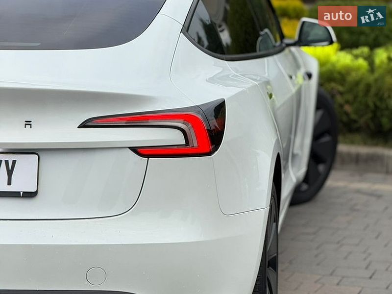 Седан Tesla Model 3 2025 в Стрию