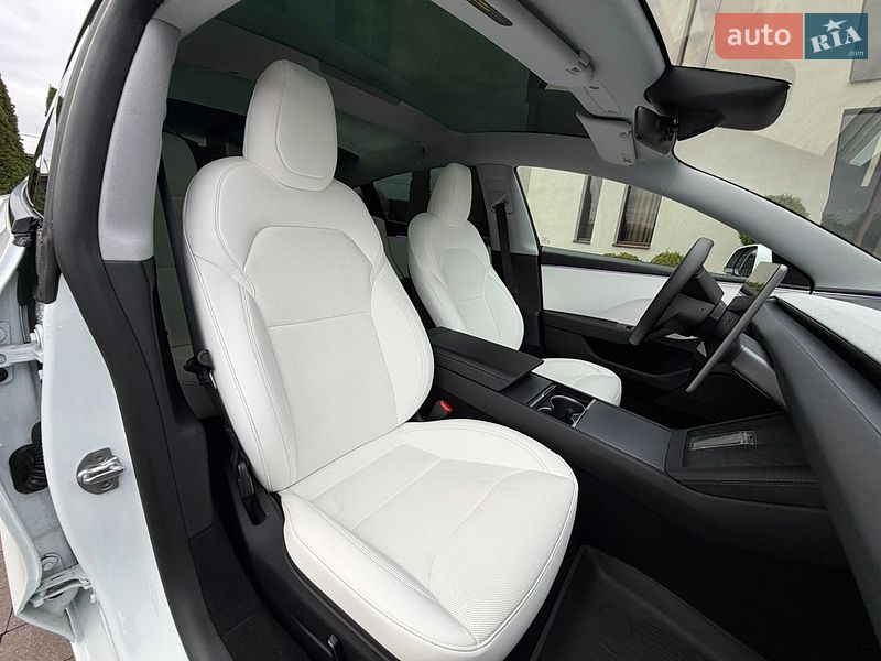 Седан Tesla Model 3 2025 в Стрию