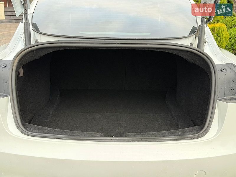 Седан Tesla Model 3 2025 в Стрию