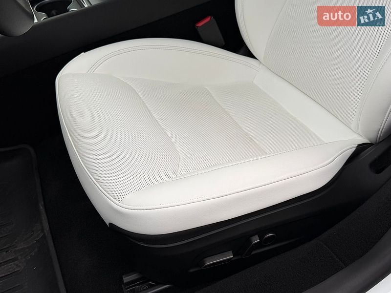 Седан Tesla Model 3 2025 в Стрию
