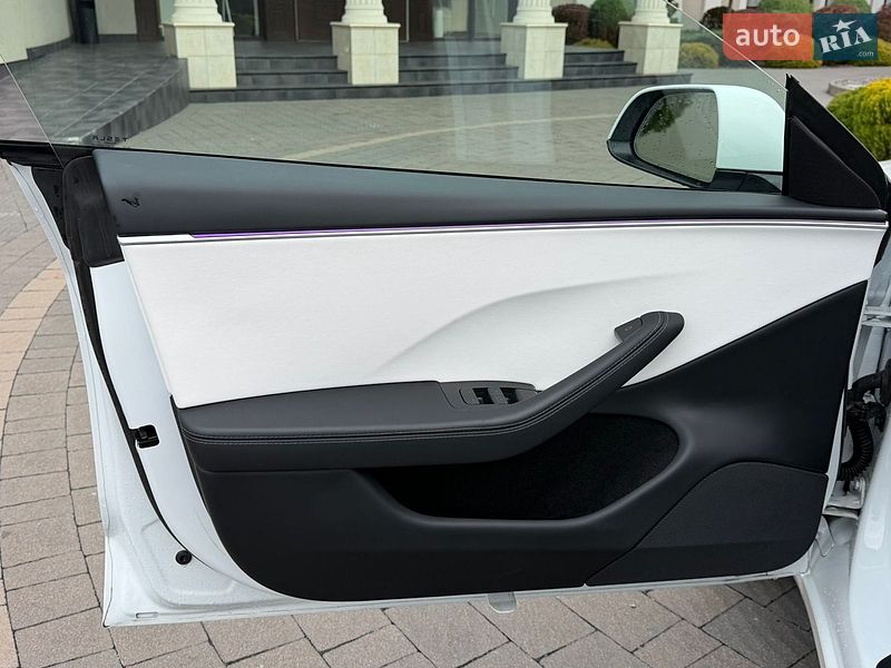 Седан Tesla Model 3 2025 в Стрию