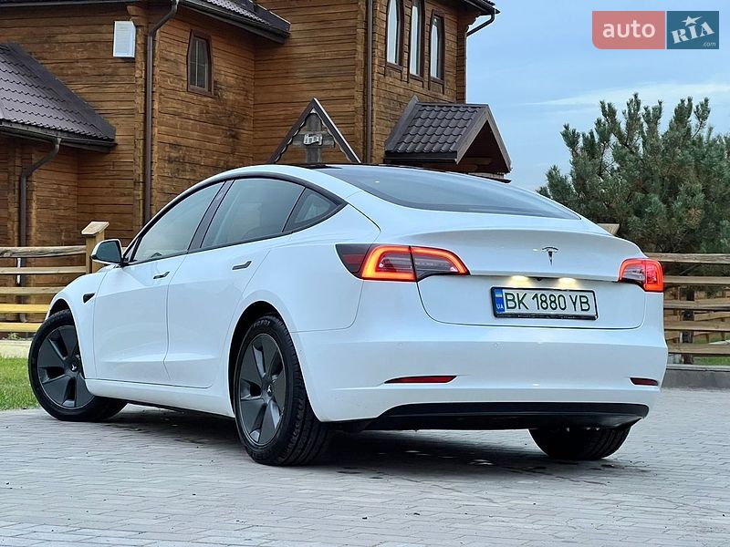 Седан Tesla Model 3 2021 в Луцке