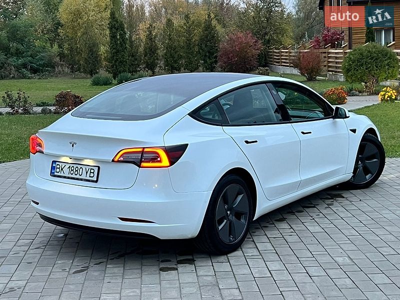 Седан Tesla Model 3 2021 в Луцке