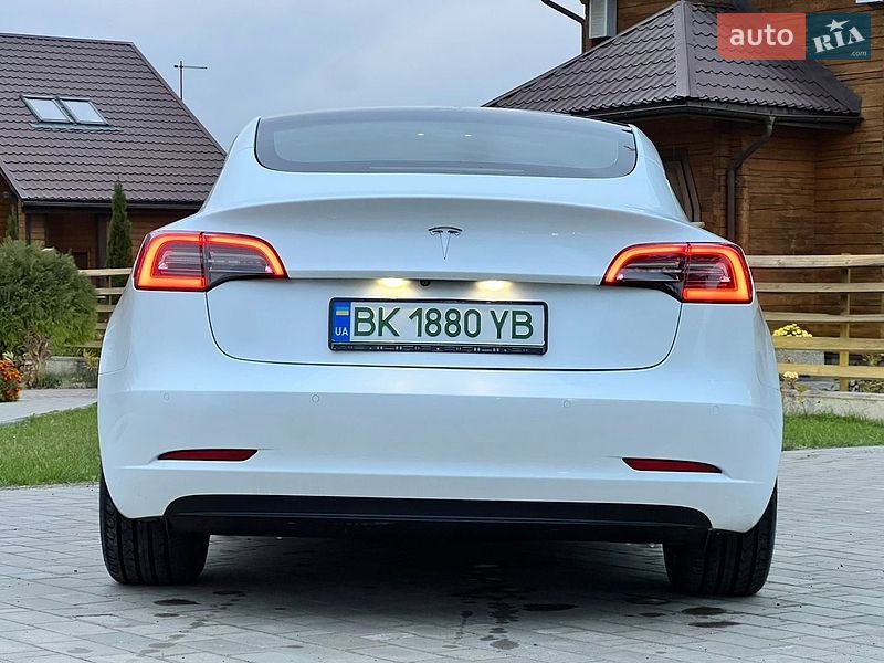 Седан Tesla Model 3 2021 в Луцке