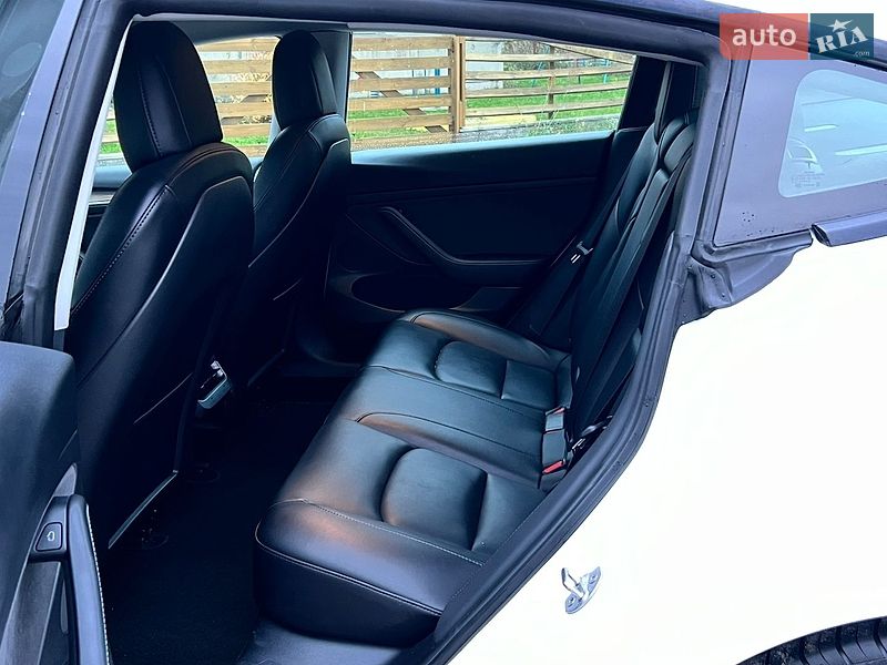 Седан Tesla Model 3 2021 в Луцке