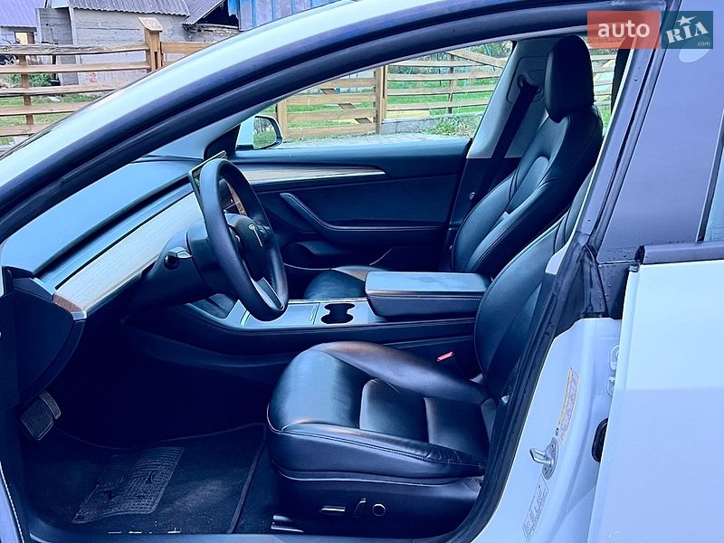 Седан Tesla Model 3 2021 в Луцке