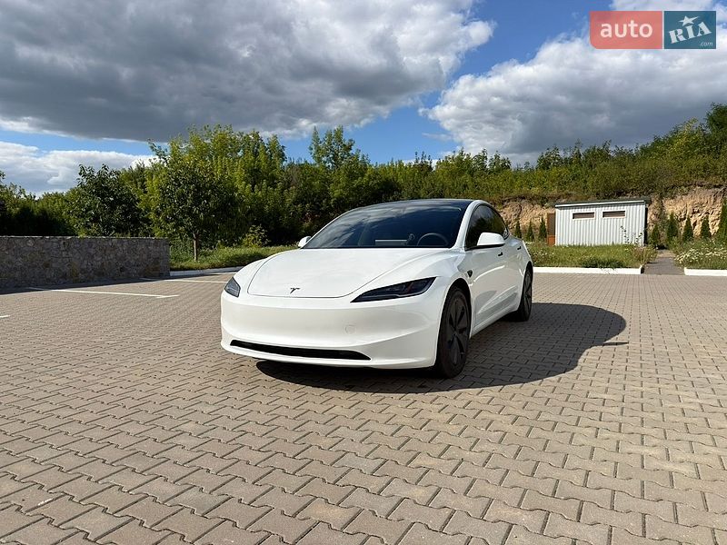 Tesla Model 3, photos from the listing