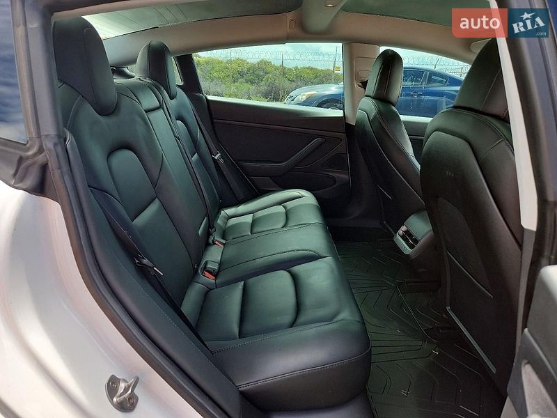 Седан Tesla Model 3 2021 в Львове