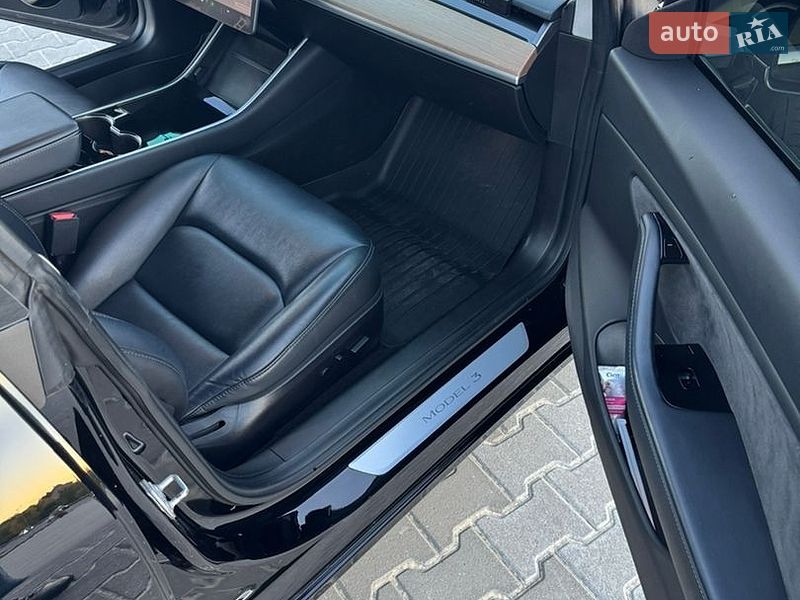 Седан Tesla Model 3 2018 в Львове