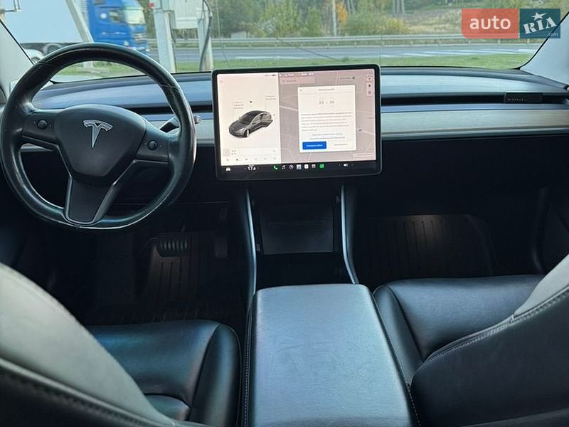 Седан Tesla Model 3 2018 в Львове