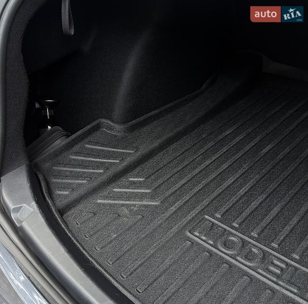 Седан Tesla Model 3 2021 в Запоріжжі