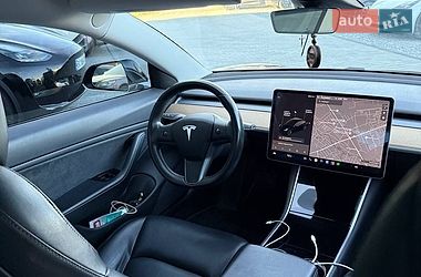 Седан Tesla Model 3 2019 в Львові