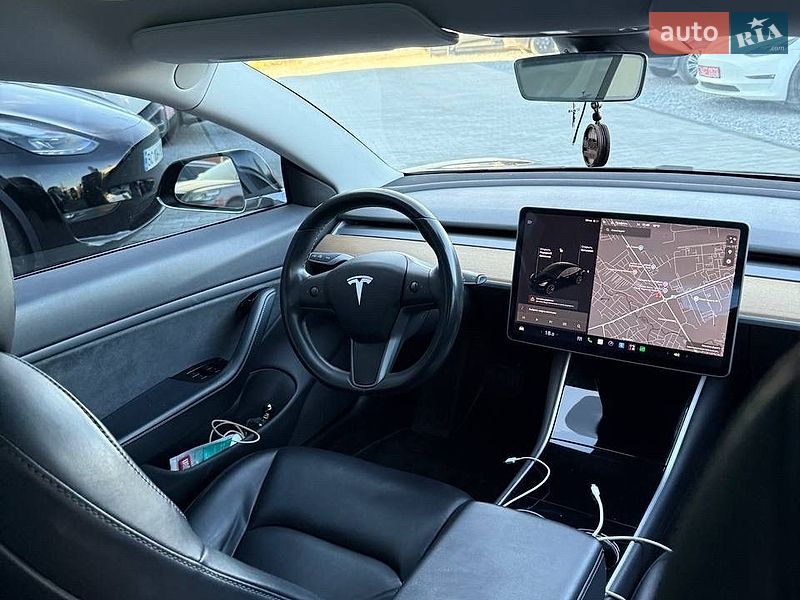 Седан Tesla Model 3 2019 в Львові