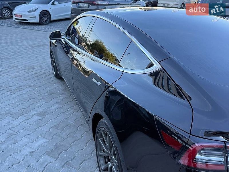 Седан Tesla Model 3 2019 в Львові