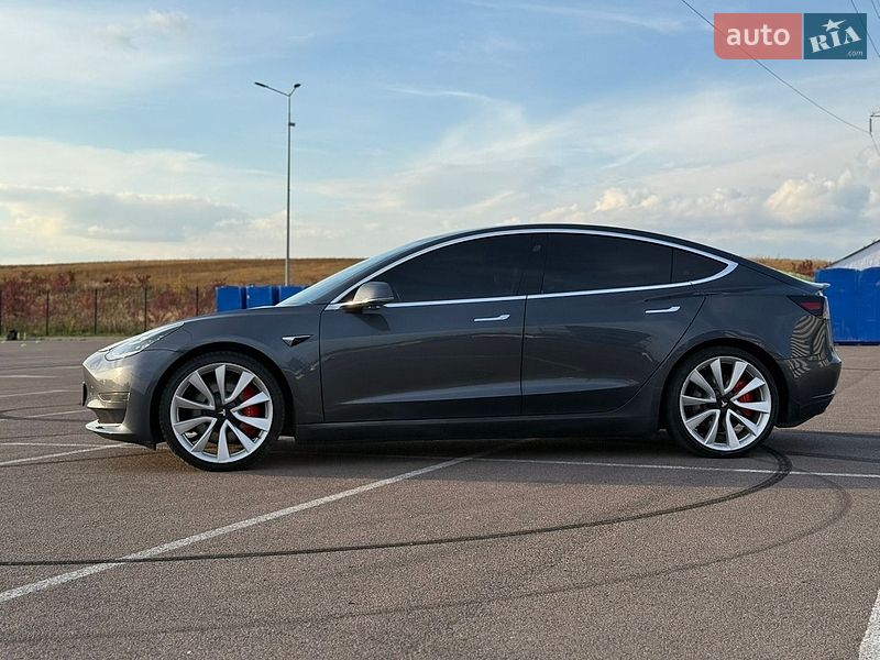 Седан Tesla Model 3 2018 в Ровно