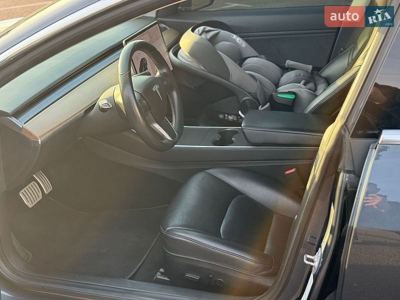 Седан Tesla Model 3 2018 в Ровно