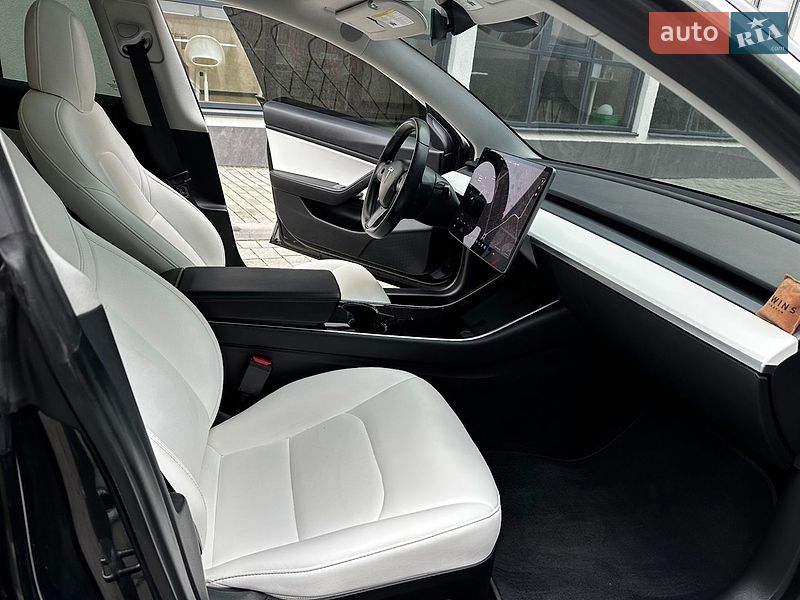 Седан Tesla Model 3 2018 в Львове
