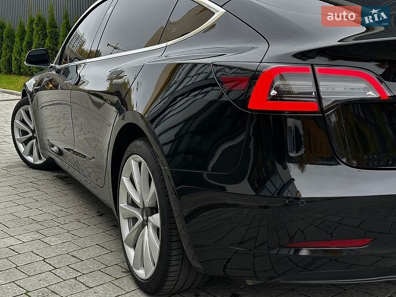 Седан Tesla Model 3 2018 в Львове