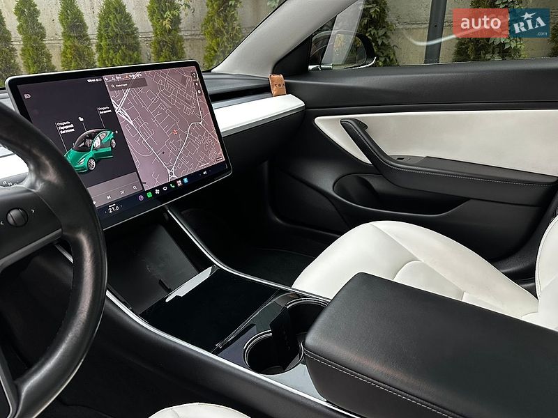 Седан Tesla Model 3 2018 в Львове