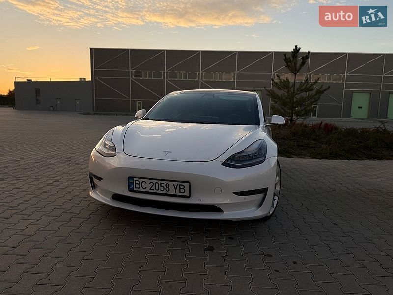 Седан Tesla Model 3 2018 в Львові