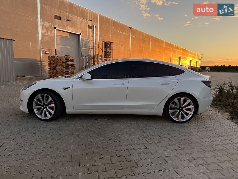 Седан Tesla Model 3 2018 в Львові