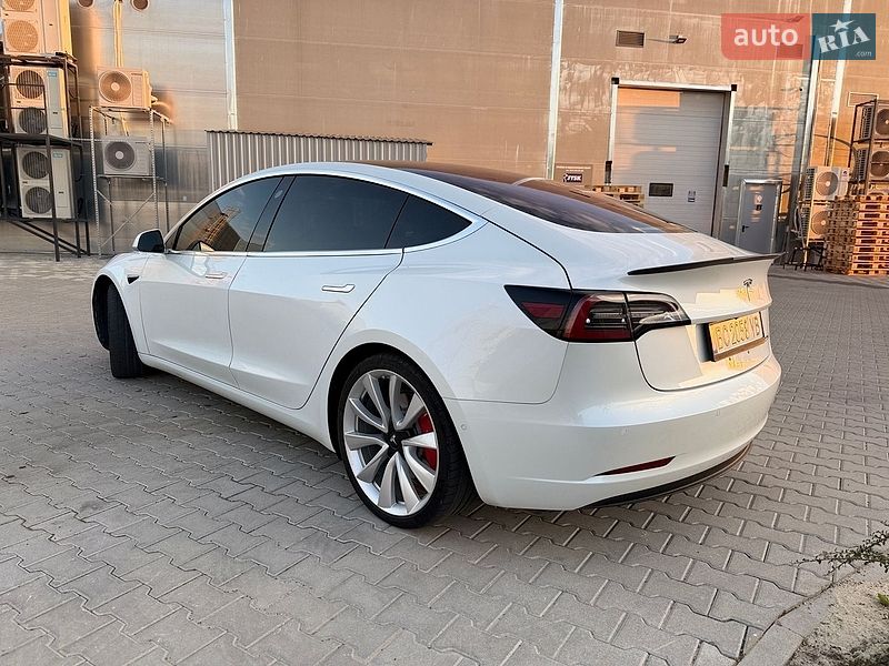 Седан Tesla Model 3 2018 в Львові