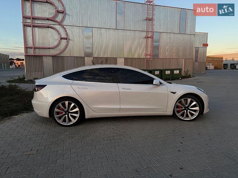 Седан Tesla Model 3 2018 в Львові
