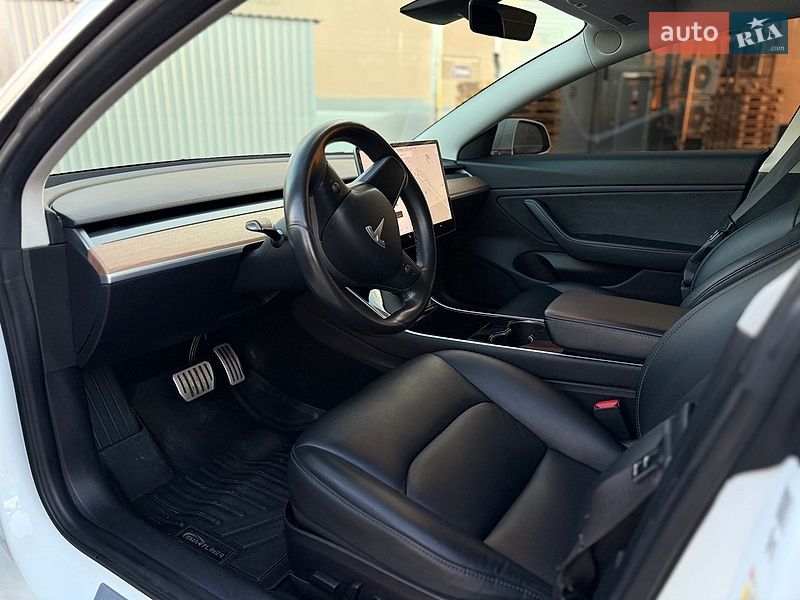 Седан Tesla Model 3 2018 в Львові