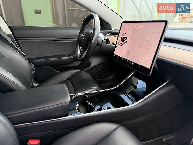 Седан Tesla Model 3 2018 в Львові