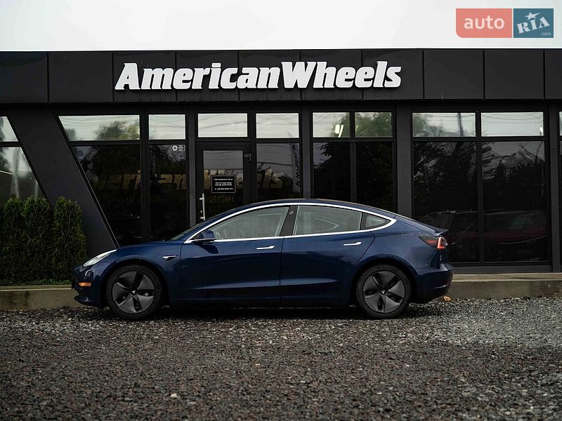 Седан Tesla Model 3 2018 в Черновцах