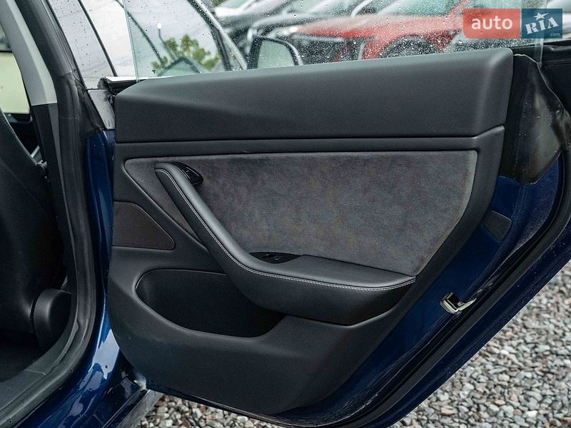 Седан Tesla Model 3 2018 в Черновцах