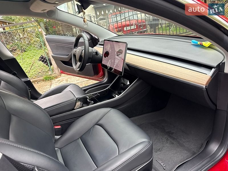 Седан Tesla Model 3 2019 в Трускавце
