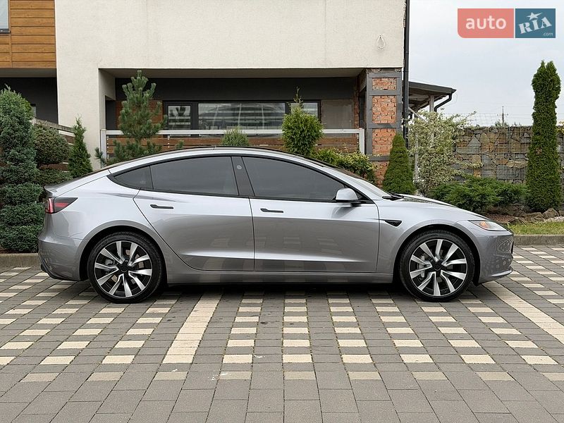Седан Tesla Model 3 2025 в Стрию