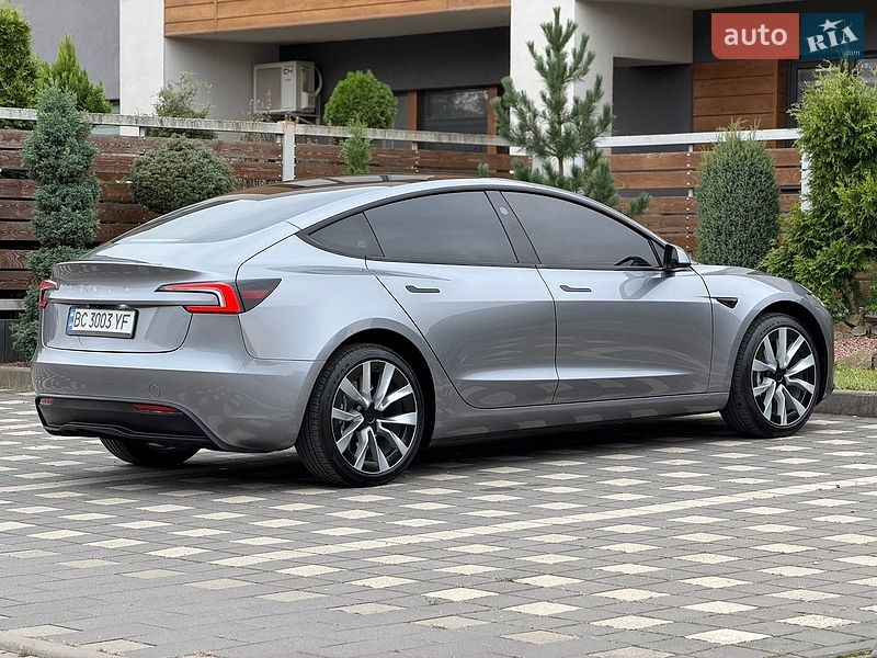 Седан Tesla Model 3 2025 в Стрию