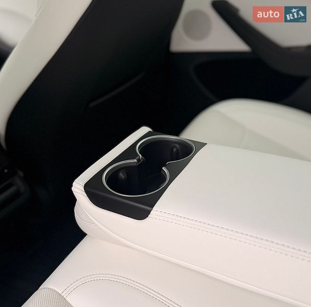 Седан Tesla Model 3 2025 в Стрию
