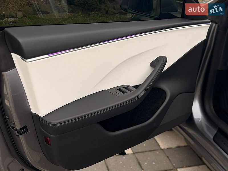 Седан Tesla Model 3 2025 в Стрию