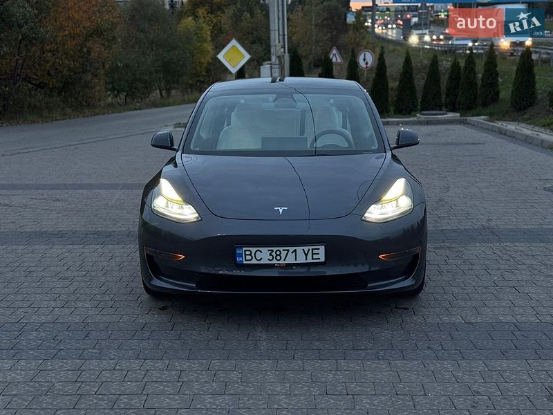 Седан Tesla Model 3 2022 в Львове