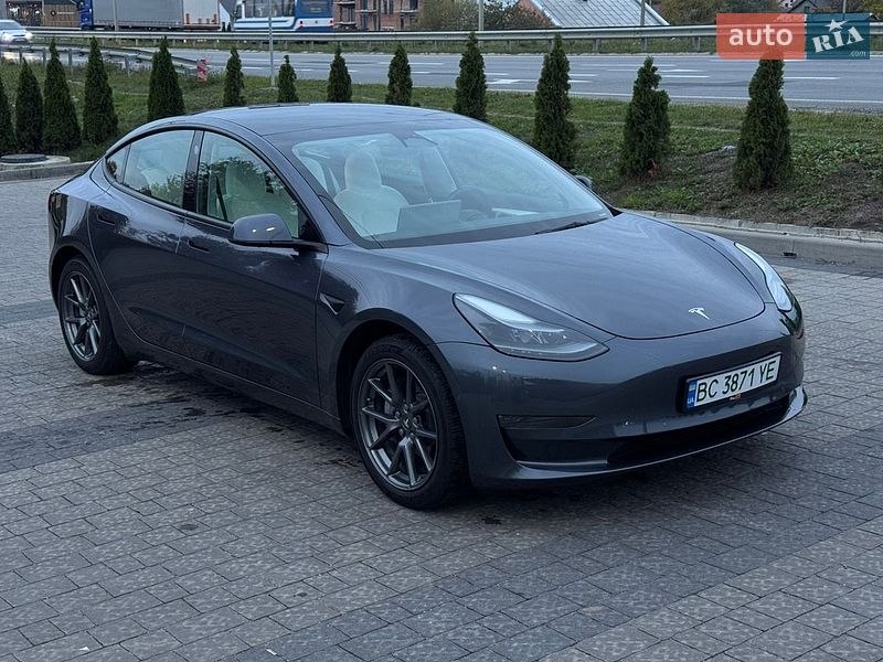 Седан Tesla Model 3 2022 в Львове