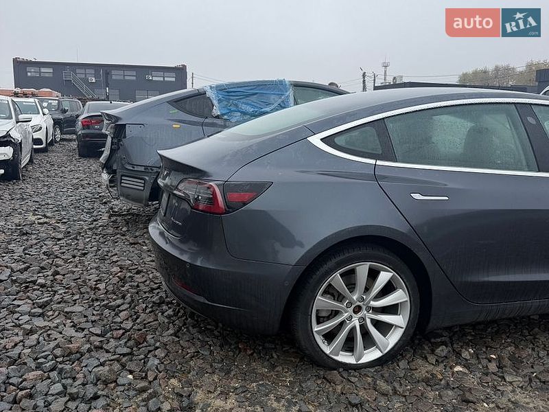 Седан Tesla Model 3 2019 в Львові