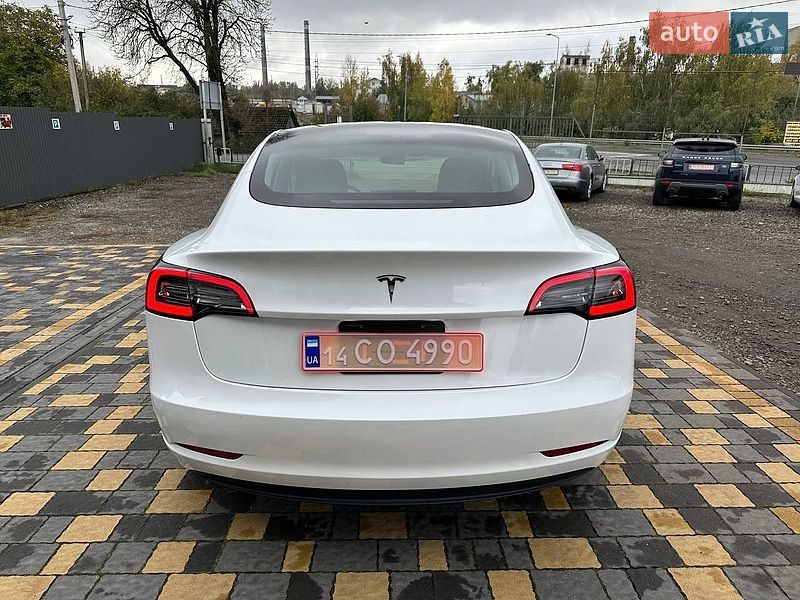 Седан Tesla Model 3 2023 в Львові