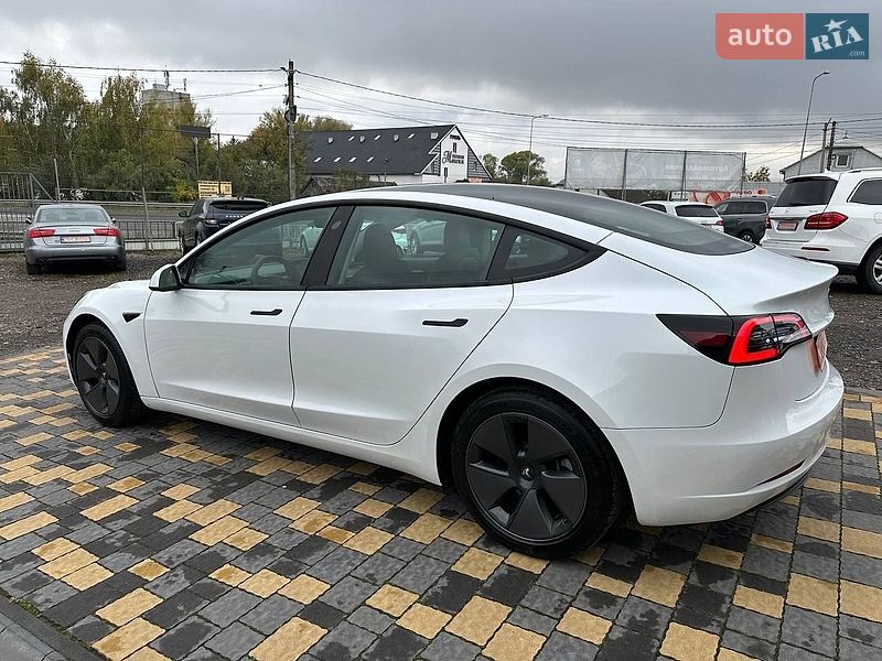 Седан Tesla Model 3 2023 в Львові