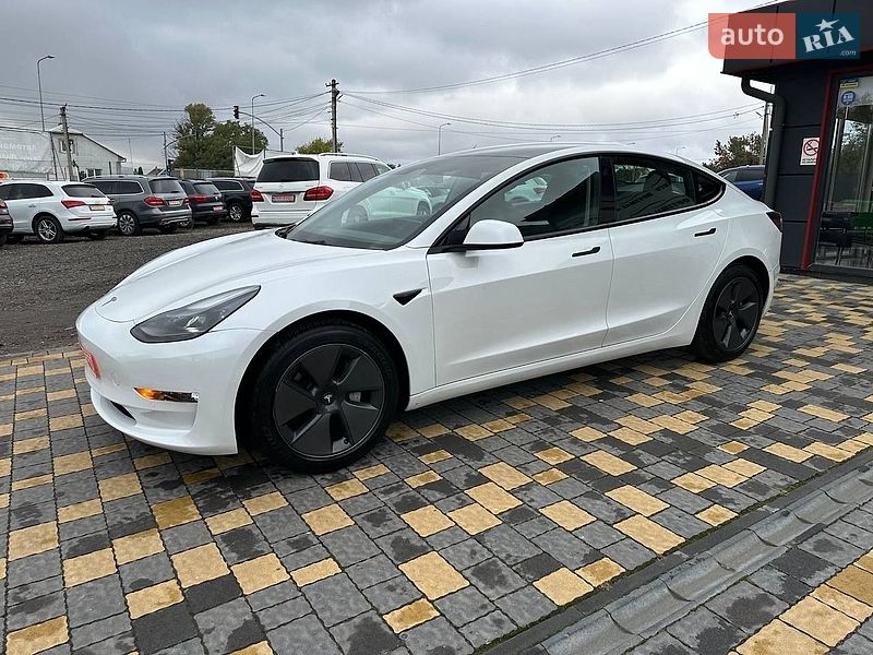 Седан Tesla Model 3 2023 в Львові