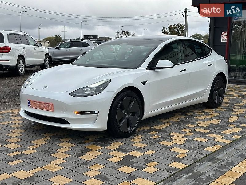 Седан Tesla Model 3 2023 в Львові