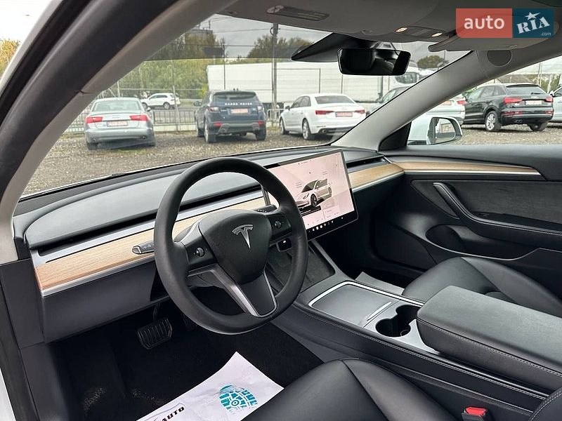 Седан Tesla Model 3 2023 в Львові