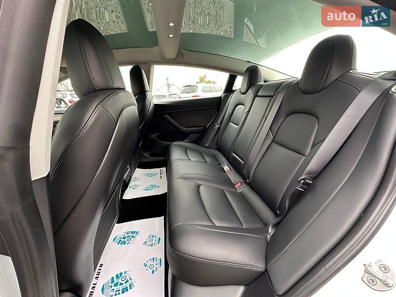 Седан Tesla Model 3 2023 в Львові